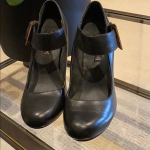 Steve Madden black leather heel w/ gold buckle